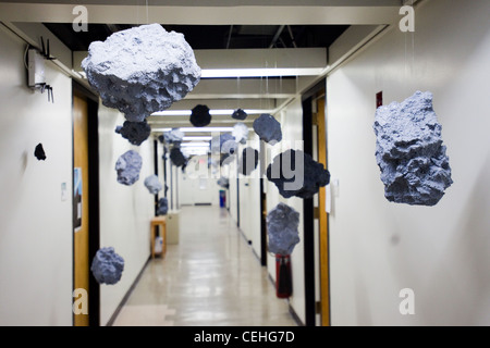 Célébrant le 400e anniversaire du Sidereus Nuncius, les premières observations de Galileo par un télescope, le 3/16/10 hackers ont installé des planètes et une plaque d'exposition dans le bâtiment vert (bâtiment 54, Sciences de la Terre, de l'atmosphère et de la Terre), une ceinture d'astéroïdes au 8ème étage, et la lune et la Terre au 9ème. Banque D'Images