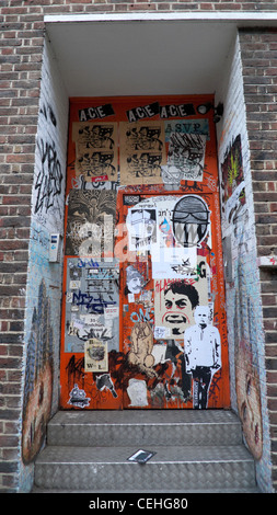 Graffiti sur une porte sur Redchurch Street Shoreditch Londres East End England UK KATHY DEWITT Banque D'Images