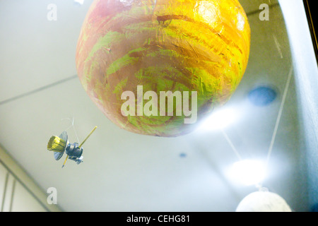 Célébrant le 400e anniversaire du Sidereus Nuncius, les premières observations de Galileo par un télescope, le 3/16/10 hackers ont installé des planètes et une plaque d'exposition dans le bâtiment vert (bâtiment 54, Sciences de la Terre, de l'atmosphère et de la Terre), une ceinture d'astéroïdes au 8ème étage, et la lune et la Terre au 9ème. Banque D'Images