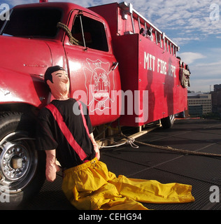 Le camion de pompiers que les pirates du MIT ont mis sur le Grand Dome à l'anniversaire des attaques de 9/11 a présenté un pompier gonflable au volant, plusieurs dallages gonflables autour du camion, une échelle, une longueur de tuyau d'incendie, des jauges, un feu rouge clignotant sur le dessus qui était bien visible la nuit, Les mots 'IT FIRE DEPT' sur le côté, et l'inscription 'IT FIRE / Meminimus' sur la porte. Banque D'Images