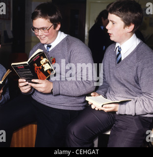 Les collégiens reading Shakespeare's Macbeth livre dans une classe de l'école secondaire de Galles UK KATHY DEWITT Banque D'Images