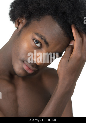Belle African American man en noir et blanc avec de longs cheveux isolé noir Banque D'Images