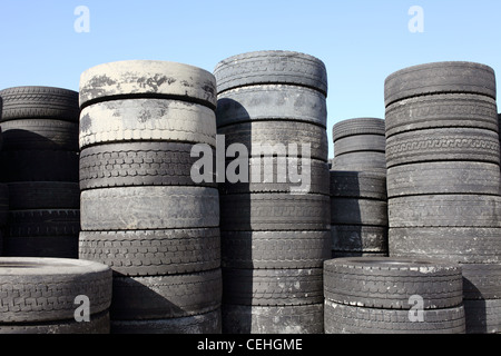 Pile de vieux pneus empilés pour le recyclage du caoutchouc Banque D'Images