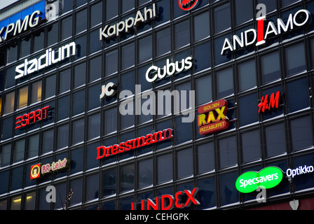 La Finlande. Helsinki. La publicité de marque sur la façade du centre commercial. Banque D'Images