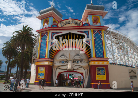 Entrée de Luna Park, le parc d'attractions sur l'estran à St Kilda sur Port Phillip Bay. Banque D'Images