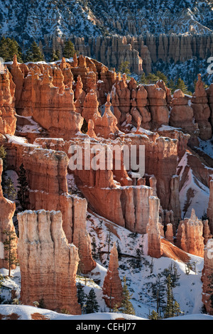 Première réflexion allume les nombreuses cheminées avec neige d'automne de Sunset Point dans l'Utah, le Parc National de Bryce Canyon. Banque D'Images