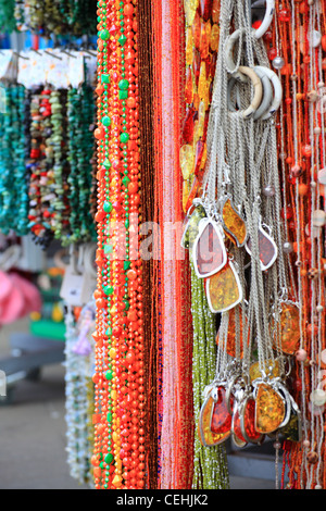 Belle couleur rouge collier pierre précieuse - personne ne l'arrière-plan Banque D'Images