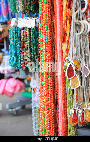 Belle couleur rouge collier pierre précieuse - personne ne l'arrière-plan Banque D'Images