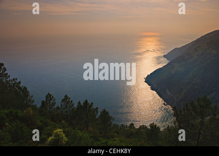Vue sur la côte de la Mer Méditerranée près de Riomaggiore dans le Parc National des Cinque Terre un site du patrimoine mondial de l'i Banque D'Images