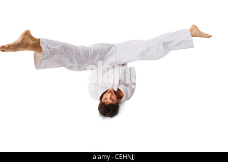 Jeune homme portant un kimono isolé sur fond blanc Banque D'Images