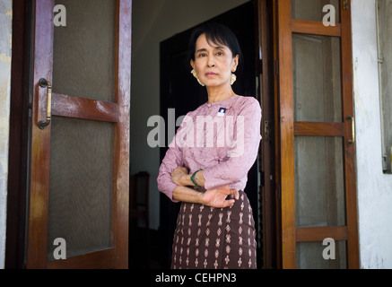 Aung San Suu Kyi, chancelier de l'État Le gouvernement du Myanmar et le chef de la Ligue nationale pour la démocratie (LND) à son domicile à Yangon au Myanmar, Birmanie Banque D'Images