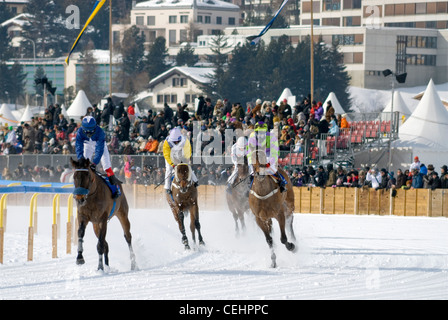 White Turf course de chevaux en face de St Moritz dorf, Suisse Banque D'Images