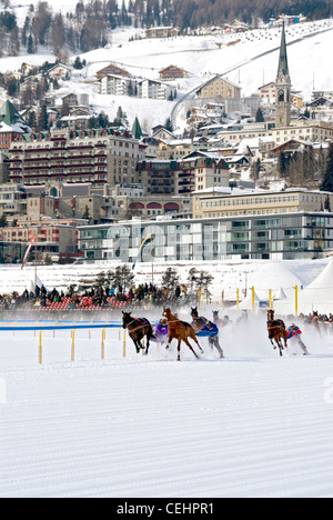 Skijöring au cours de course Turf Blanc à Saint-Moritz, Suisse. Skijöring waehrend - White Turf à Saint-Moritz, Suisse. Banque D'Images