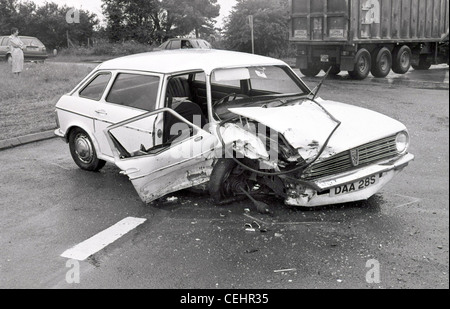 Accident de la route impliquant un Maxi Austin 1977 voiture familiale, près de Salisbury dans le Wiltshire UK 1992. Banque D'Images