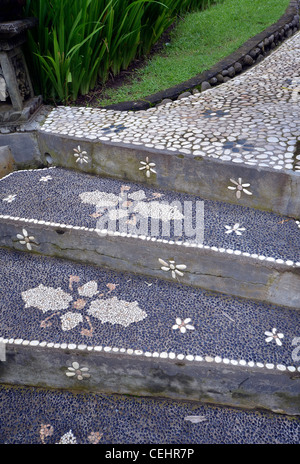 Chemin de galets décoratifs et escaliers Banque D'Images