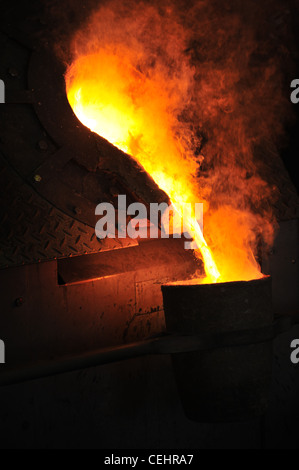 Foundry - le métal en fusion versé à partir de la louche pour casting - still life Banque D'Images