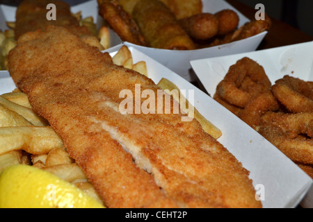 Poisson-frites, calamars, Chiko Roll, pétoncles poêlés au citron Pommes de terre, fruits de mer Banque D'Images