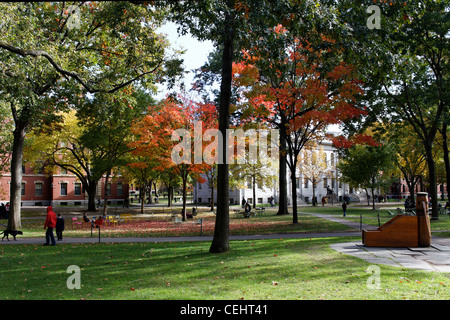 Un grand angle de vue de Harvard Yard, le coeur de l'Université de Harvard à Cambridge, MA, pendant le début de l'automne (l'Été Indien). Banque D'Images