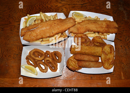 Poisson-frites, calamars, Chiko Roll, pétoncles poêlés au citron Pommes de terre, fruits de mer Banque D'Images