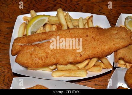 Poisson-frites, calamars, Chiko Roll, pétoncles poêlés au citron Pommes de terre, fruits de mer Banque D'Images