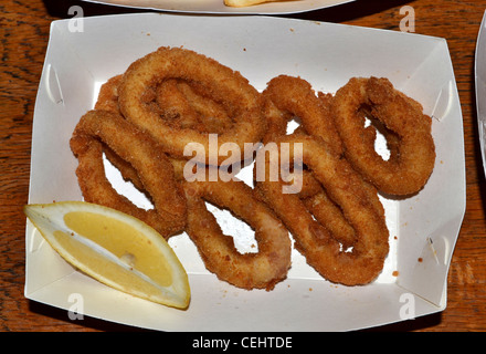 Poisson-frites, calamars, Chiko Roll, pétoncles poêlés au citron Pommes de terre, fruits de mer Banque D'Images