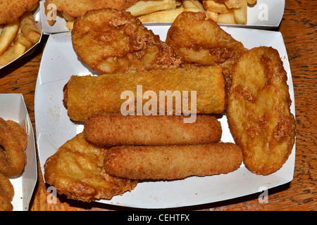 Poisson-frites, calamars, Chiko Roll, pétoncles poêlés au citron Pommes de terre, fruits de mer Banque D'Images