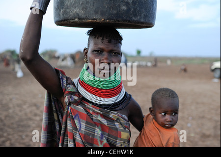 KENYA région Turkana, Kakuma , Turkana une tribu nilotique, la catastrophe de la faim sont permanentes en raison du changement climatique et de la sécheresse, Don Bosco distribue de la nourriture aux femmes et aux enfants affamés