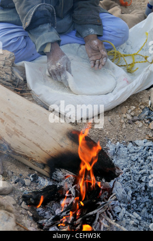 Série de coups de la préparation du pain Arabe à l'extérieur sur un feu de camp dans le désert Banque D'Images