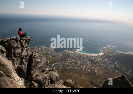 Homme assis sur la falaise,Table Mountain, Cape Town, Western Cape Province Banque D'Images