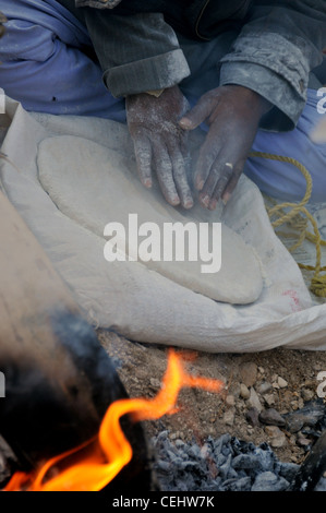 Série de coups de la préparation du pain Arabe à l'extérieur sur un feu de camp dans le désert Banque D'Images