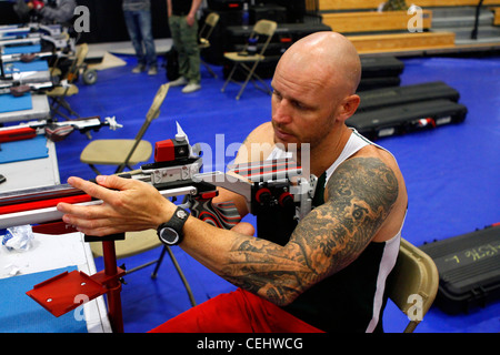 Le marin australien de service actif Paul de Gelder charge son fusil pendant la pratique aux épreuves du corps des Marines qui se tiennent sur le camp de base du corps des Marines Pendleton, en Californie, le 14 février 2012. Il est membre de l'équipe internationale qui se dispute les épreuves, qui sont organisées par le Régiment du guerrier blessé du corps des Marines des États-Unis. Banque D'Images