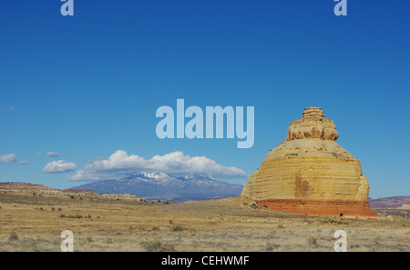 Church Rock avec Montagnes La Sal de Manti, en Utah Banque D'Images