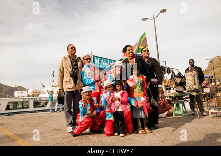 Les touristes posant avec Cape Minstrels,port de Hout Bay, Cape Town, Western Cape Province Banque D'Images