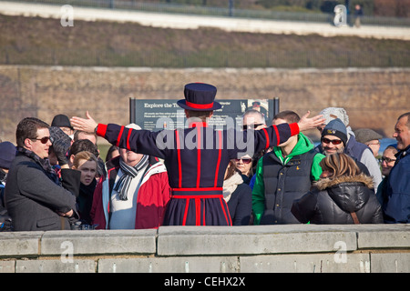 Un yeoman warder divertir les touristes à la Tour de Londres Février 2012 Banque D'Images