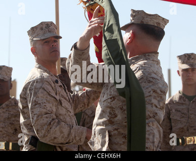 Bang. Le général John J. Broadmeadow (à droite), commandant général du 1er Groupe de logistique maritime (Forward), et le Sgt. Le major Antonio Vizcarrondo (à gauche), le major sergent de groupe, a mis en avant les couleurs de l'unité lors d'une cérémonie de transfert d'autorité à bord du Camp Leatherneck, Afghanistan, 15 février. Pour l'année prochaine, le 1er GLM (FWD) servira d'élément de combat logistique dans le sud de l'Afghanistan Banque D'Images