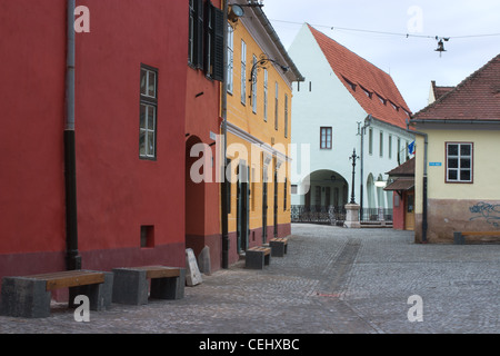 Vue sur la rue du vieux centre de Sibiu, Roumanie Banque D'Images