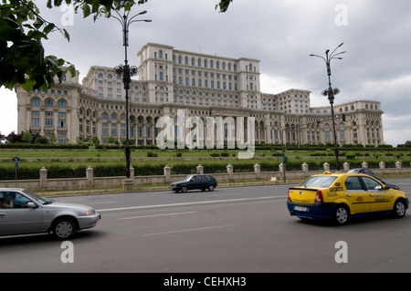 Le Palais du Parlement désormais Sénat roumain à Bucarest, Roumanie Banque D'Images