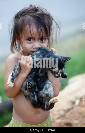 Jeune fille jouant avec le Laos un chat Banque D'Images