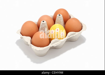 Une boîte d'oeufs, l'un décoré Banque D'Images