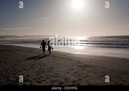 Les gens qui marchent sur la plage,Liège,Cintsa Banque D'Images