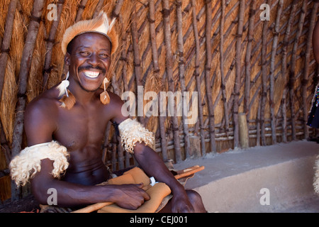 Des danseurs traditionnels au Phezulu Safari Park,Vallée des Mille Collines, KwaZulu Natal, Afrique du Sud. Banque D'Images