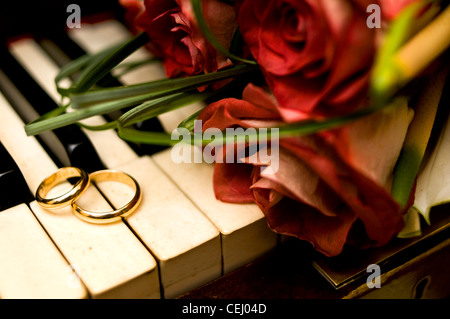 Les anneaux de mariage sur un piano Banque D'Images