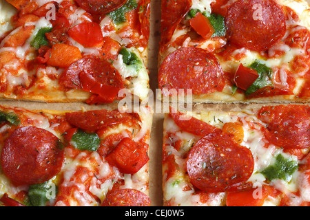 La nutrition, les aliments de préparation rapide. Pizza pour emporter, dans une boîte en carton, boîte à pizza. Banque D'Images