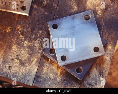 Rusty Grunge metal rectangle plaques avec des trous ronds en bois placées sur carte texturée Banque D'Images