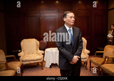 Le vice-Premier ministre Wang Qishan attend de rencontrer le Premier ministre écossais Alex Salmond, avant d'entretiens. Sheraton Hotel, Édimbourg Banque D'Images