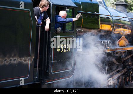 Un train à vapeur quitte la station dans un nuage de vapeur sur la Rébellion jacobite, le train a été utilisé pour les films de Harry Potter et les films. Banque D'Images