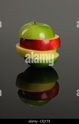 Tranches de pomme regroupés sur une surface réfléchissante Banque D'Images