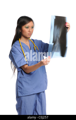 Young Asian Doctor looking at a x-ray isolé sur fond blanc Banque D'Images