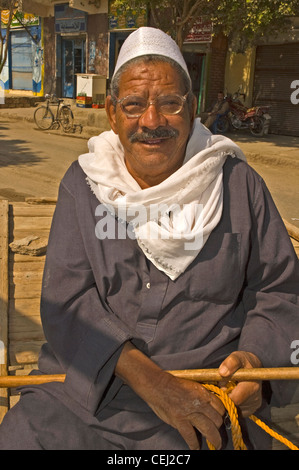 L'AFRIQUE DU NORD, l'ÉGYPTE, Bahariya Oasis, Qasr Selim, l'homme local avec panier sur la route principale Banque D'Images