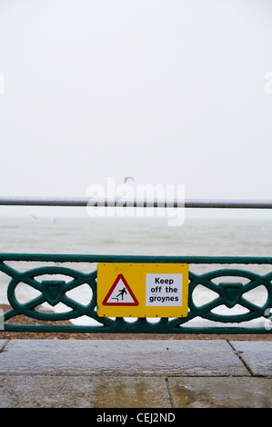 Marcher sur les épis signe sur hove beach, Brighton et Hove, East Sussex, England, UK Banque D'Images